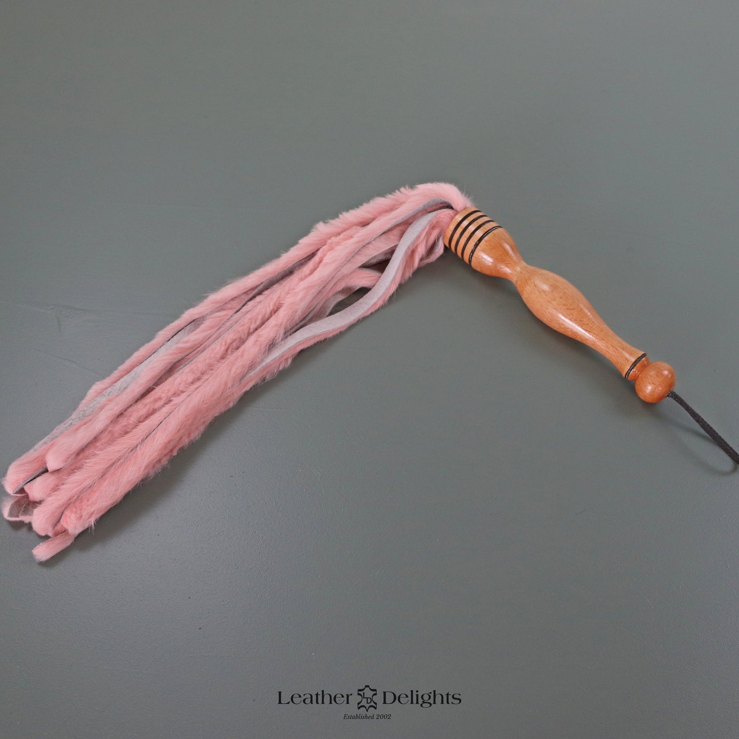 Peitsche aus babyrosa Kaninchenfell