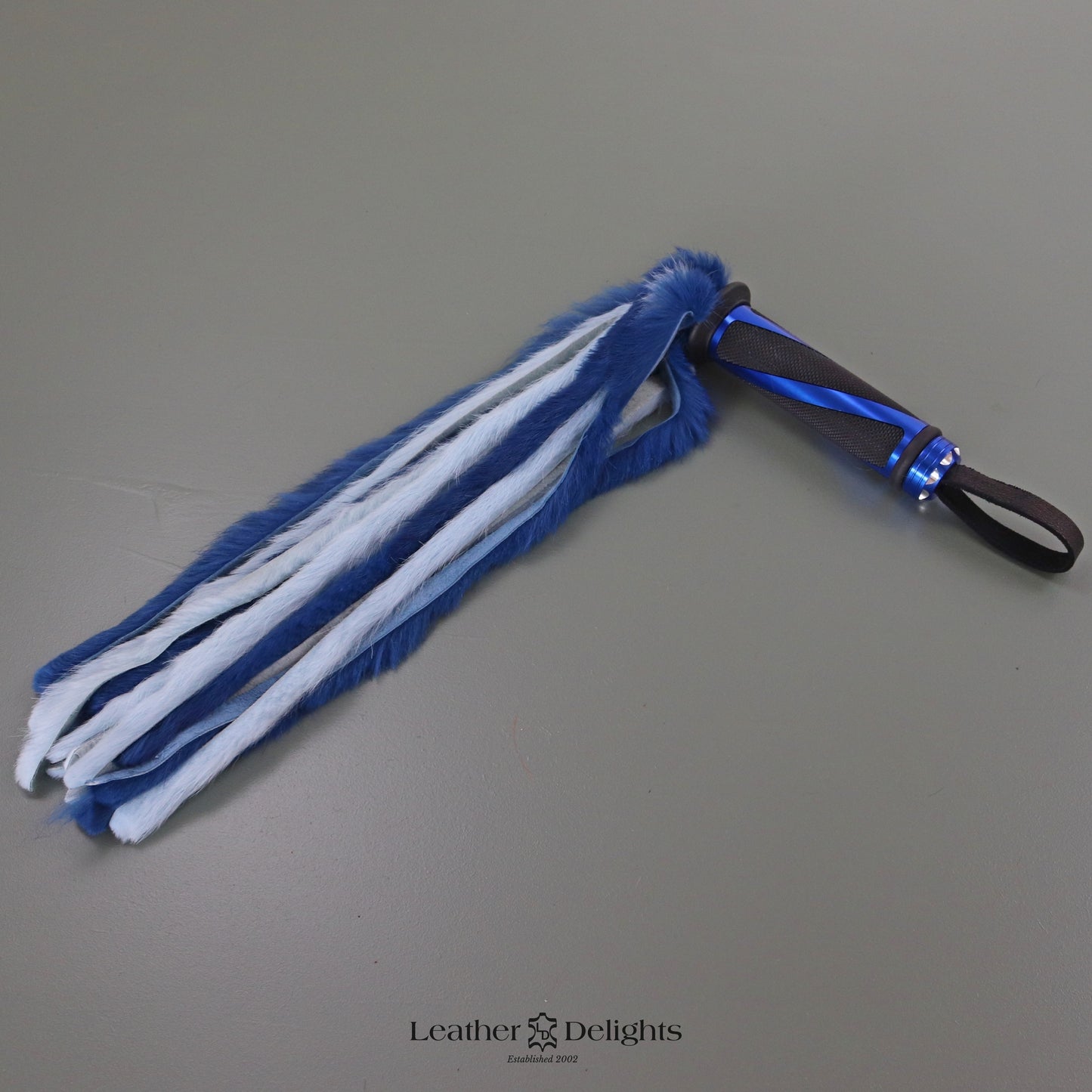 Martinet en Fourrure de Lapin Bleu Bicolore avec Poignée Bleue