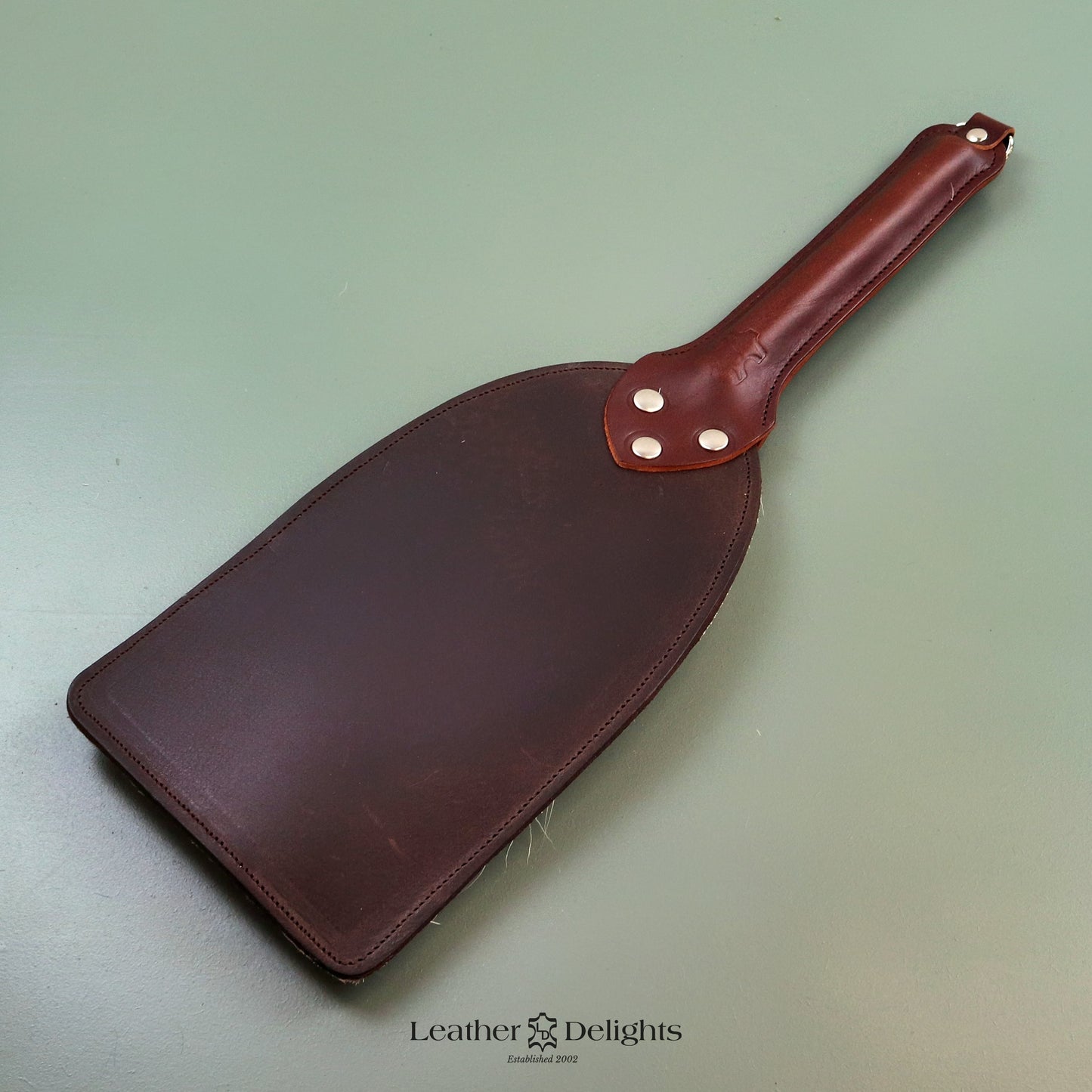 Cuir marron et poils de renne sur peau de pagaie