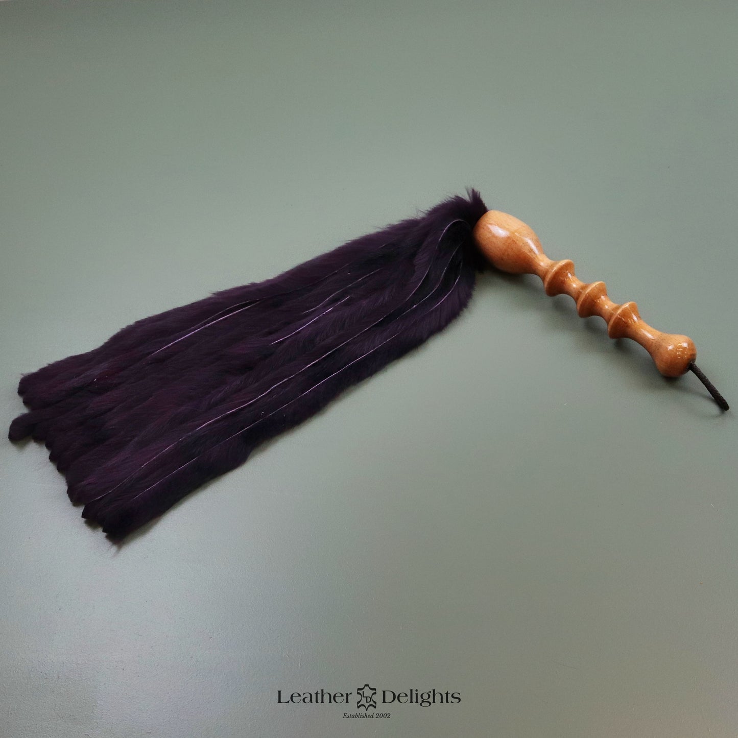 Lila Kaninchenfell-Peitsche