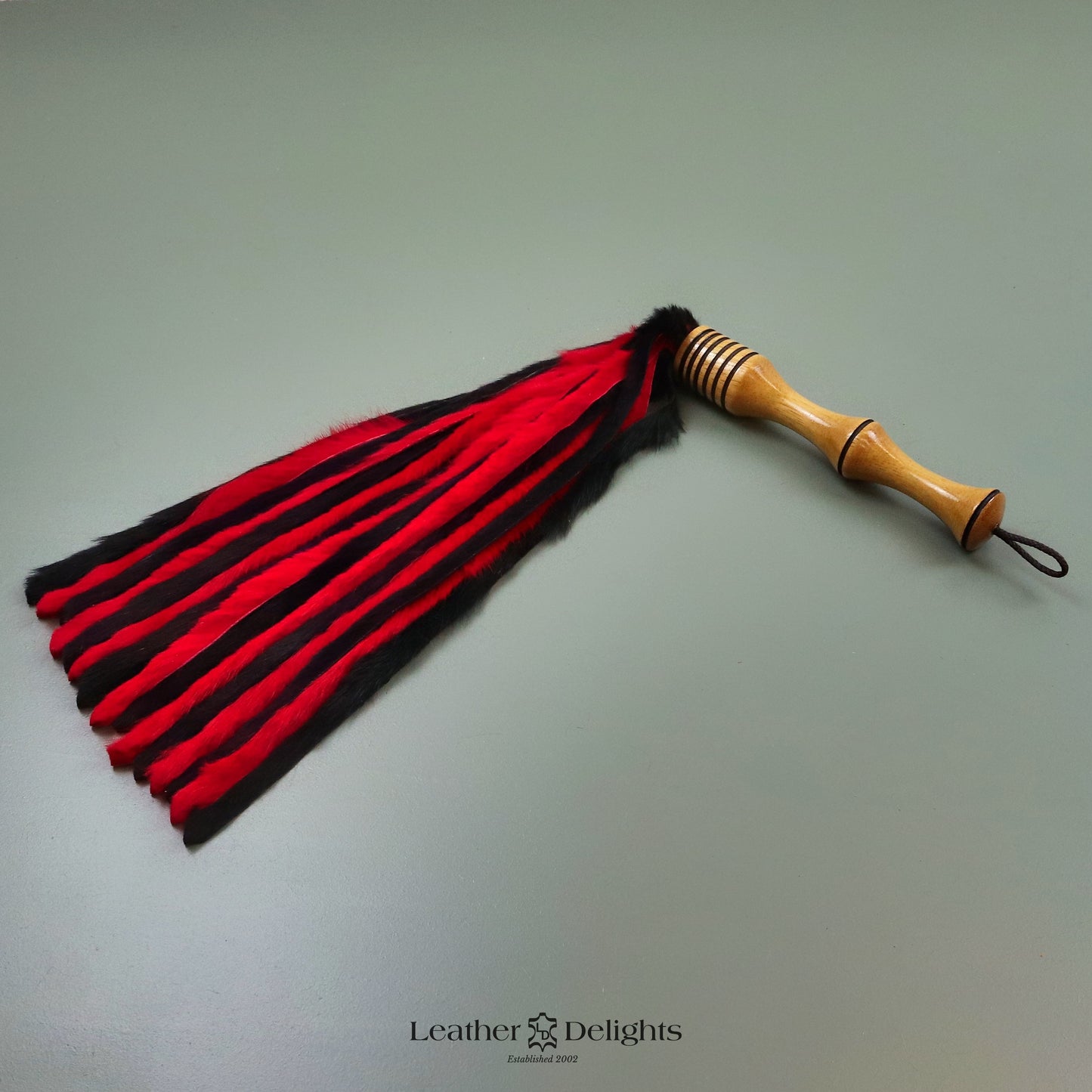 Martinet en Fourrure de Lapin Noir et Rouge