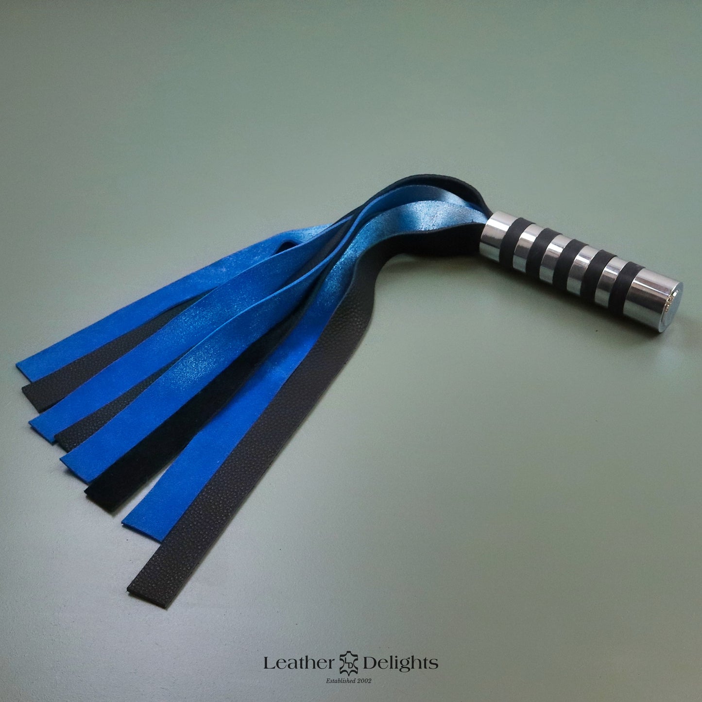 Martinet en daim bleu métallisé terni et cuir noir avec poignée argentée