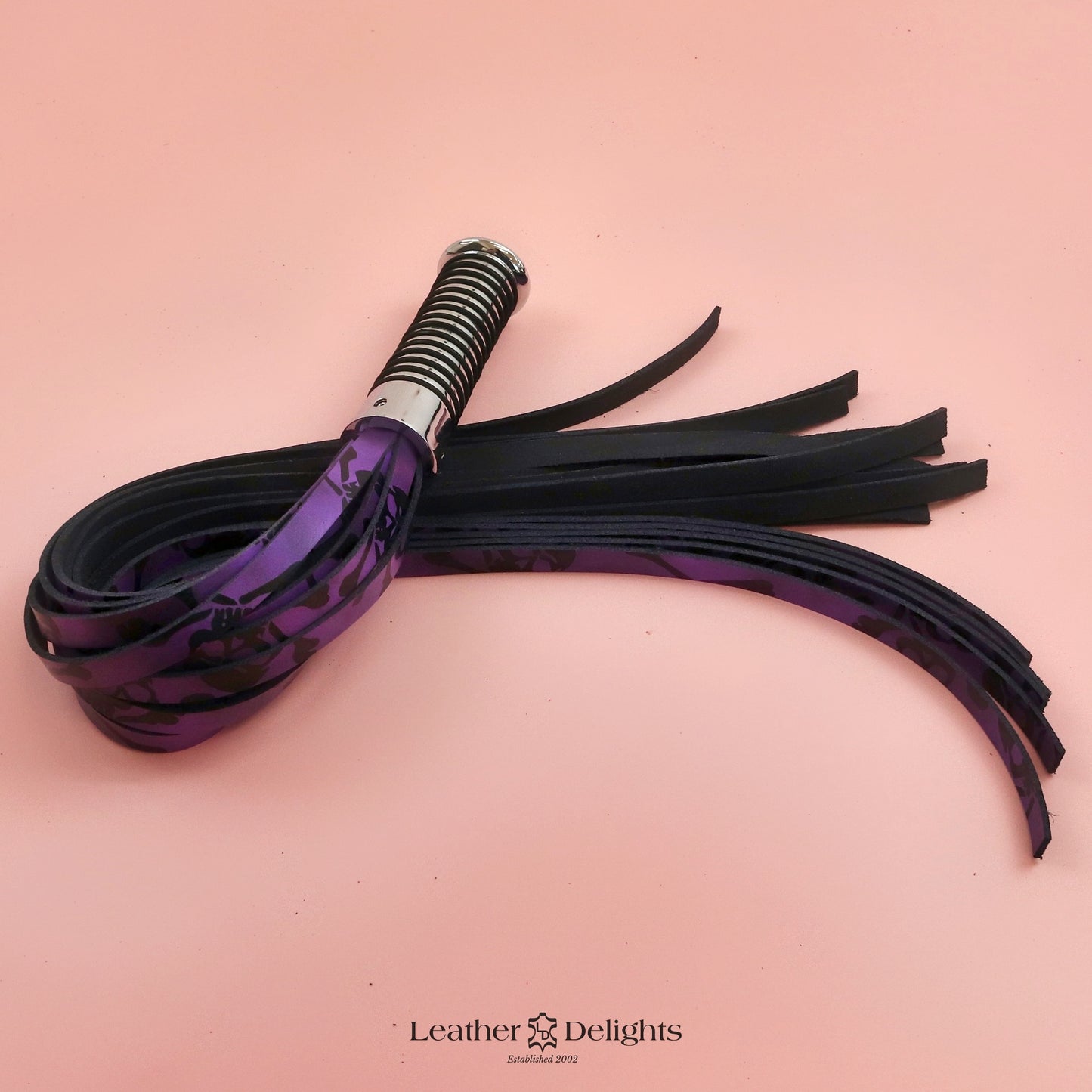 Flogger en cuir vert et noir avec poignée argentée