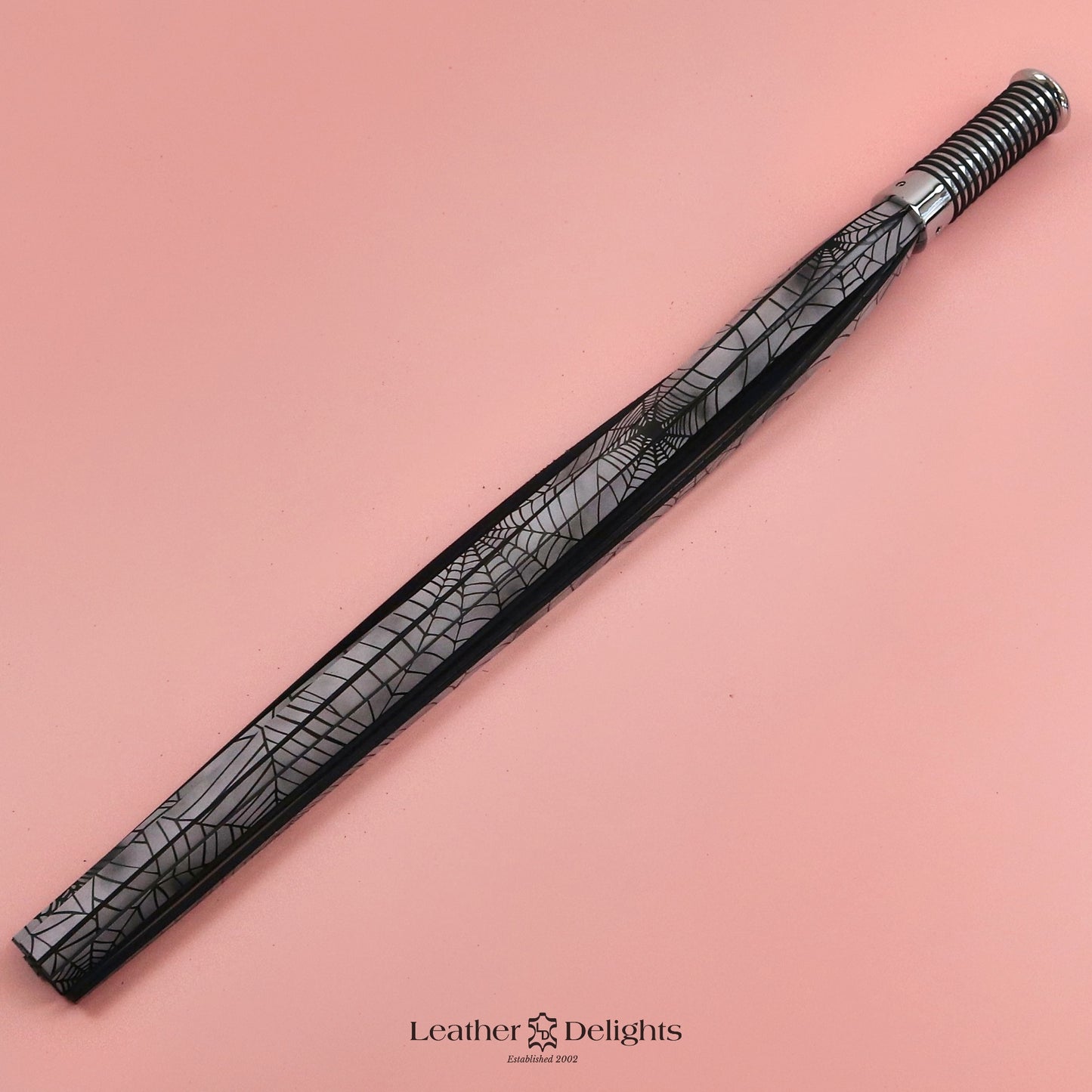 Flogger en cuir vert et noir avec poignée argentée