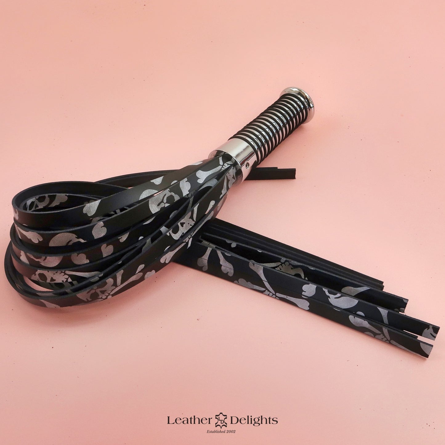 Flogger en cuir vert et noir avec poignée argentée